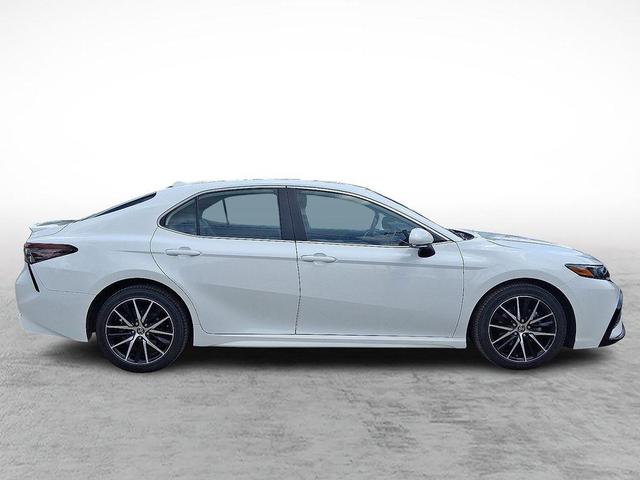 Photo of 2021 Super White Toyota Camry