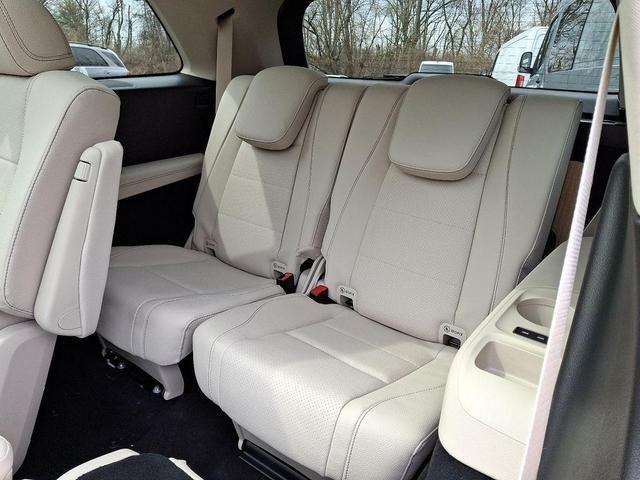 Photo of 2025 Polar White Mercedes-Benz GLS 450