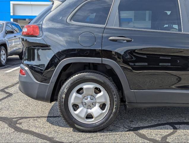 Photo of 2017 Diamond Black Crystal Pearlcoat Jeep Cherokee