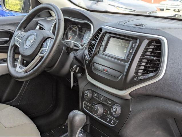 Photo of 2017 Diamond Black Crystal Pearlcoat Jeep Cherokee