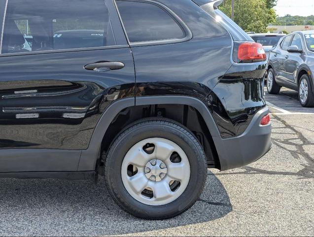 Photo of 2017 Diamond Black Crystal Pearlcoat Jeep Cherokee