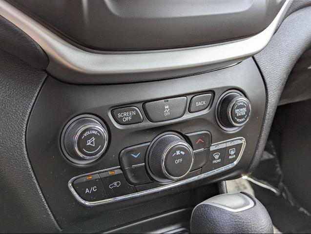 Photo of 2017 Diamond Black Crystal Pearlcoat Jeep Cherokee