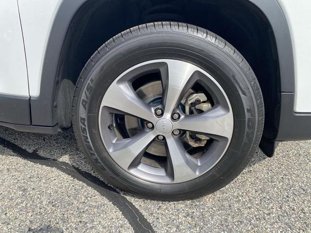 Photo of 2021 Bright White Clearcoat Jeep Cherokee