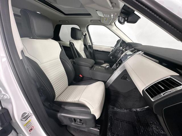 Photo of 2025 Fuji White Land Rover Discovery