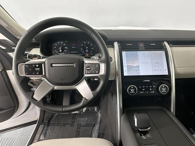 Photo of 2025 Fuji White Land Rover Discovery