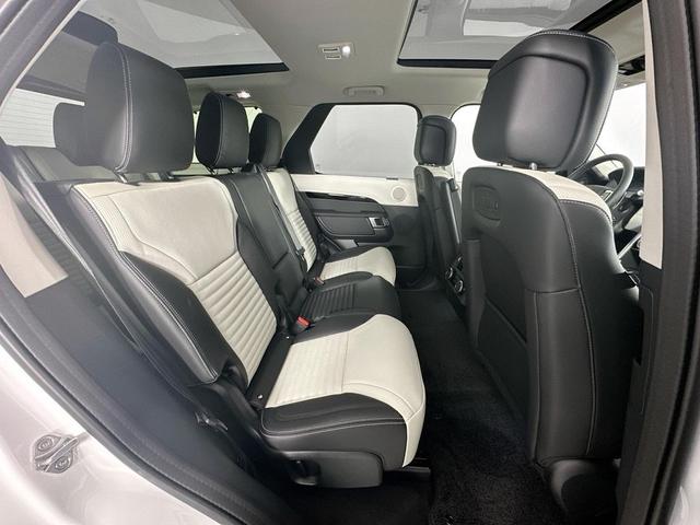 Photo of 2025 Fuji White Land Rover Discovery