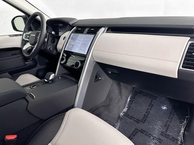 Photo of 2025 Fuji White Land Rover Discovery