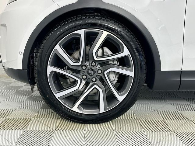 Photo of 2025 Fuji White Land Rover Discovery