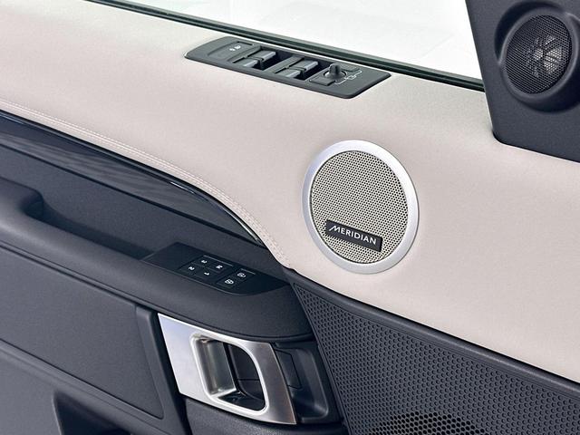 Photo of 2025 Fuji White Land Rover Discovery