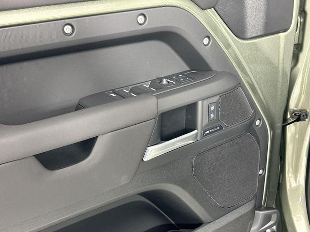 Photo of 2025 Pangea Green Metallic Land Rover Defender