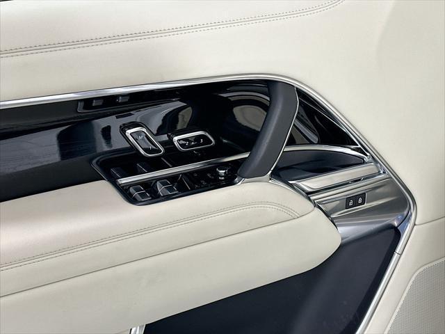 Photo of 2023 White Land Rover Range Rover