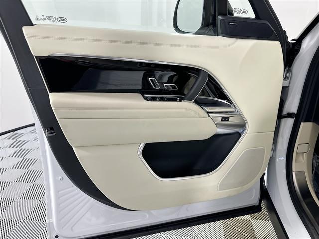 Photo of 2023 White Land Rover Range Rover