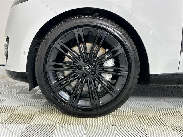 Photo of 2023 White Land Rover Range Rover
