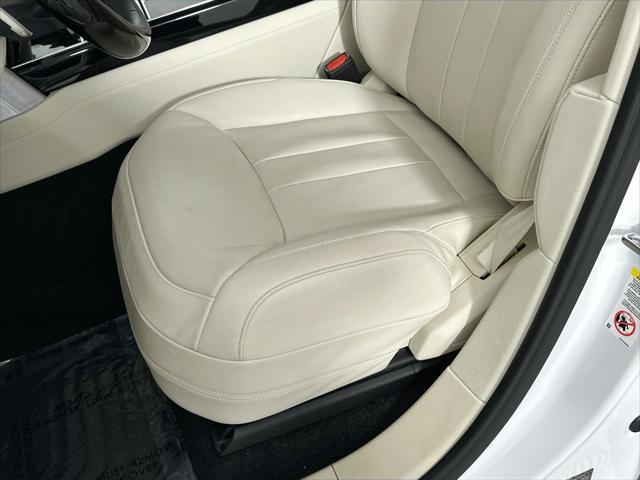 Photo of 2023 White Land Rover Range Rover