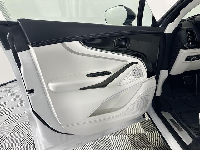 Photo of 2025 Zenith White Aston Martin DBX