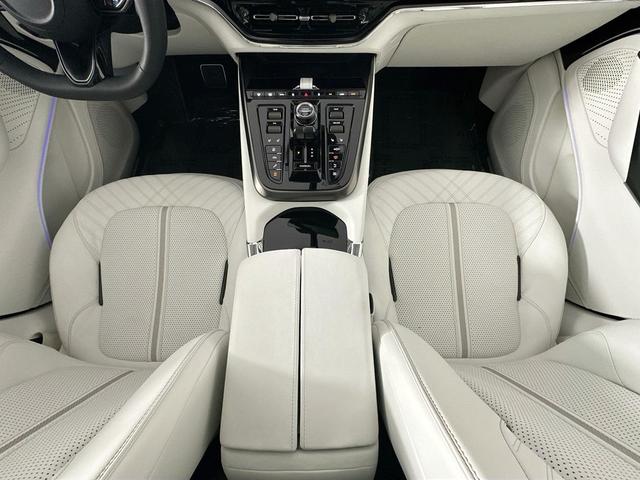 Photo of 2025 Zenith White Aston Martin DBX