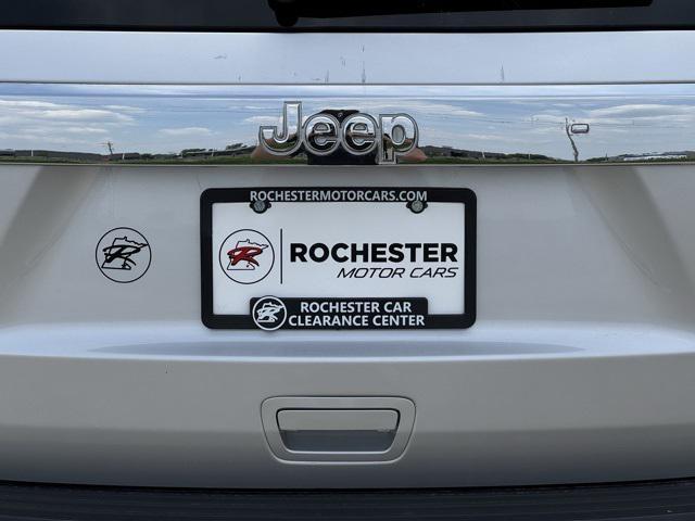Photo of 2011 Bright Silver Metallic Clearcoat Jeep Grand Cherokee