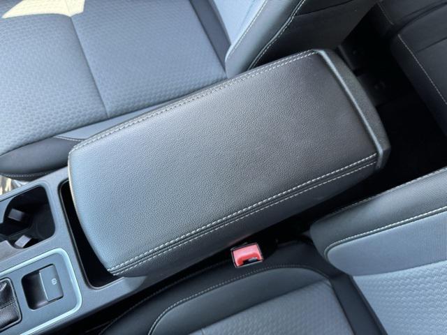 Photo of 2017 White Platinum Metallic Tri-Coat Ford Escape