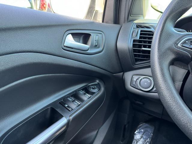 Photo of 2017 White Platinum Metallic Tri-Coat Ford Escape