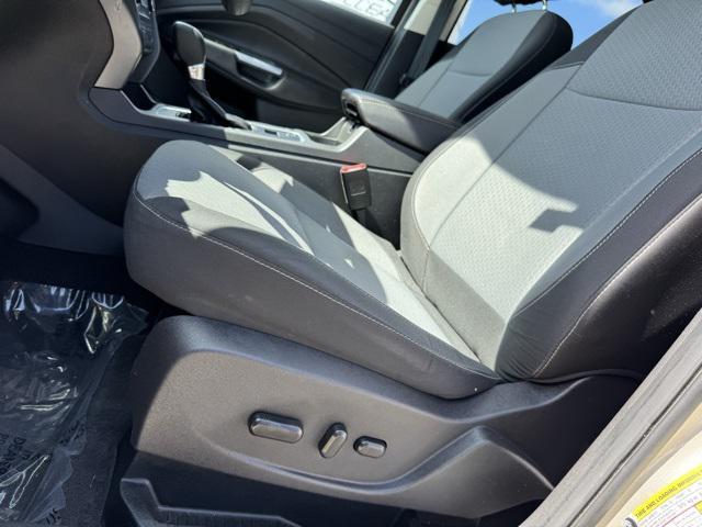 Photo of 2017 White Platinum Metallic Tri-Coat Ford Escape