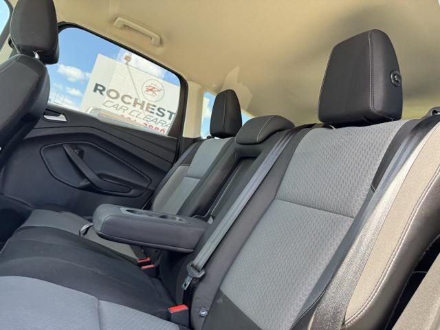 Photo of 2017 White Platinum Metallic Tri-Coat Ford Escape