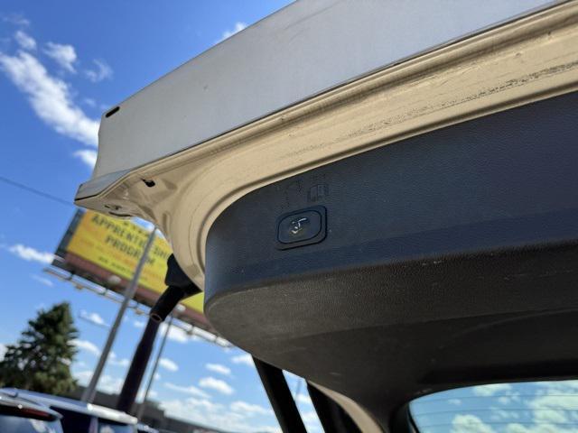 Photo of 2017 White Platinum Metallic Tri-Coat Ford Escape