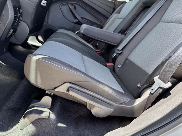 Photo of 2017 White Platinum Metallic Tri-Coat Ford Escape
