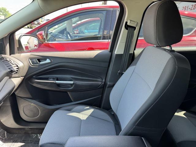 Photo of 2017 White Platinum Metallic Tri-Coat Ford Escape