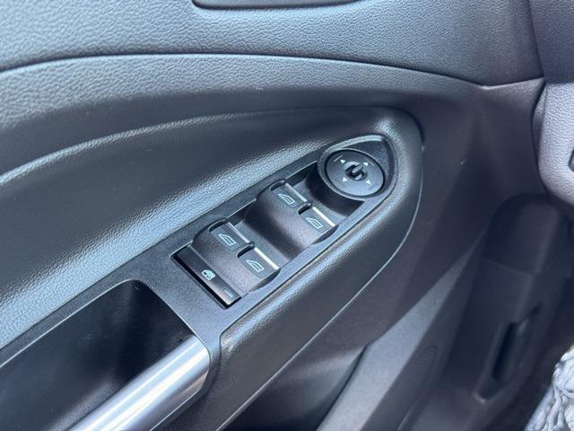 Photo of 2017 White Platinum Metallic Tri-Coat Ford Escape