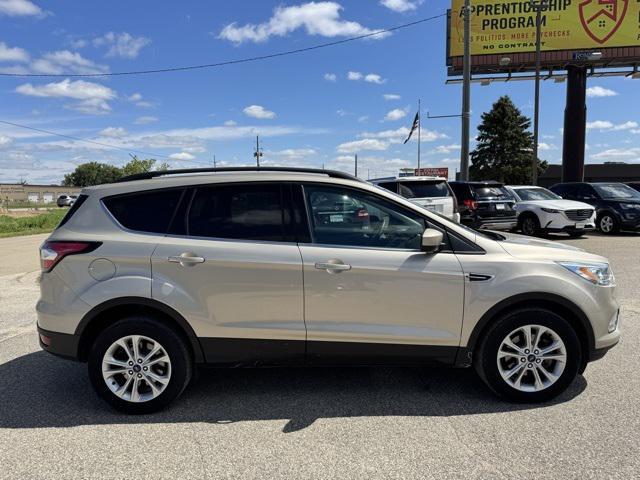 Photo of 2017 White Platinum Metallic Tri-Coat Ford Escape