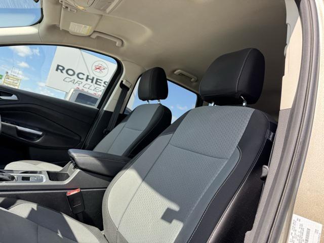 Photo of 2017 White Platinum Metallic Tri-Coat Ford Escape