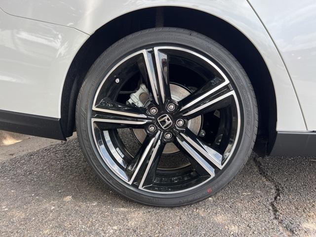 Photo of 2025 Platinum White Pearl Honda Accord Hybrid