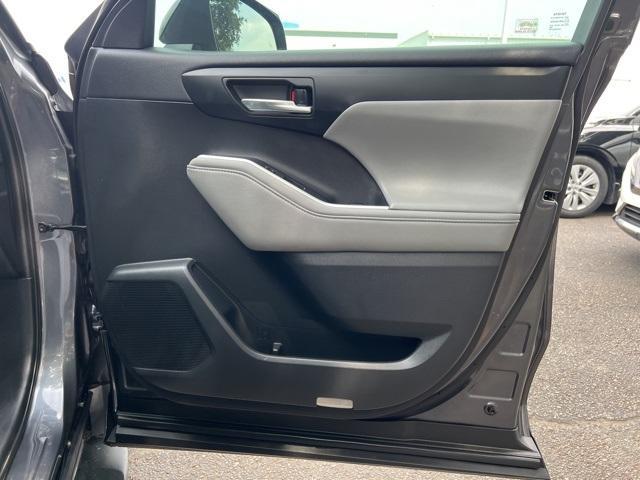 Photo of 2020 Moon Dust Toyota Highlander