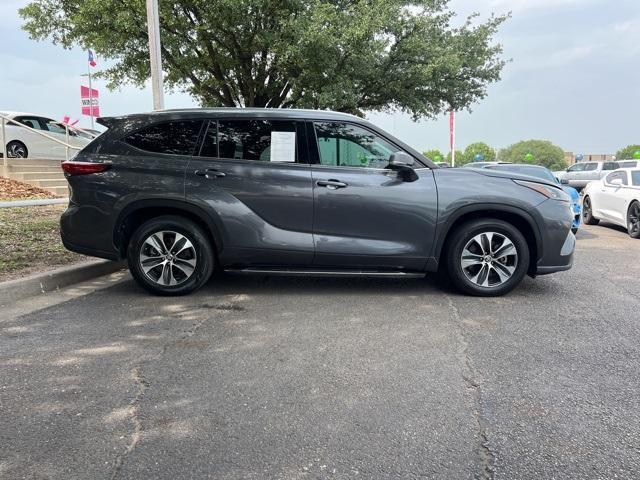 Photo of 2020 Moon Dust Toyota Highlander