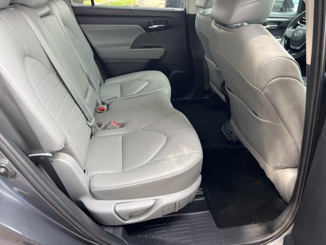 Photo of 2020 Moon Dust Toyota Highlander