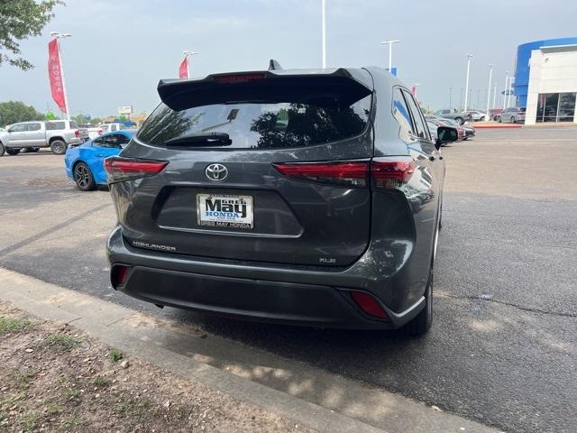 Photo of 2020 Moon Dust Toyota Highlander