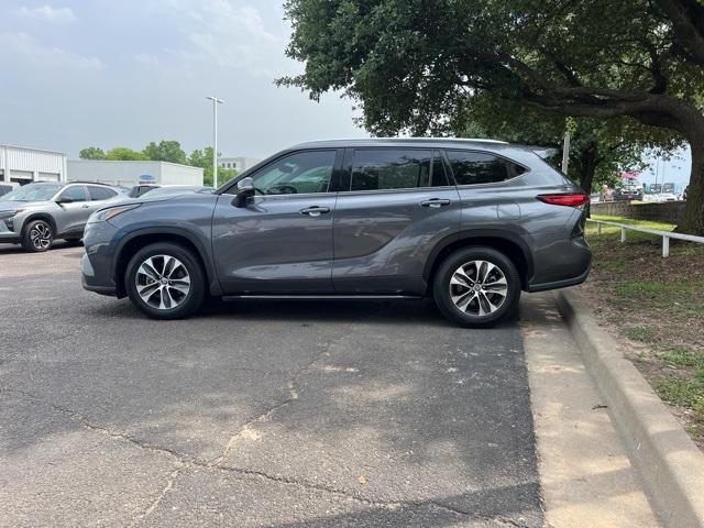 Photo of 2020 Moon Dust Toyota Highlander