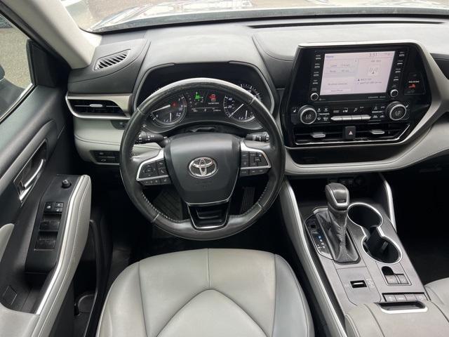 Photo of 2020 Moon Dust Toyota Highlander