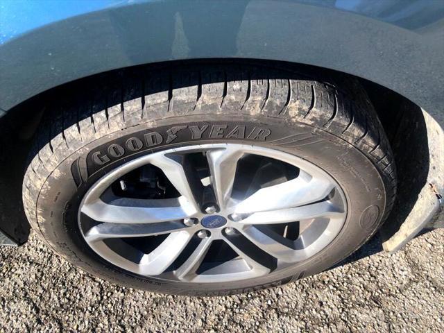 Photo of 2016 Kona Blue Metallic Ford Edge