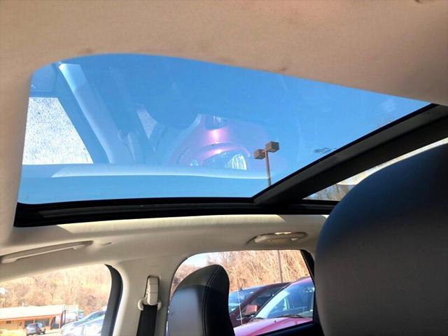 Photo of 2016 Kona Blue Metallic Ford Edge