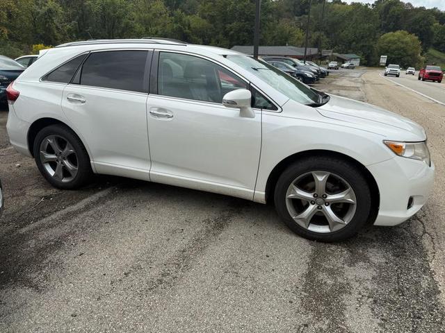 Photo of 2014 Pearl White Toyota Venza