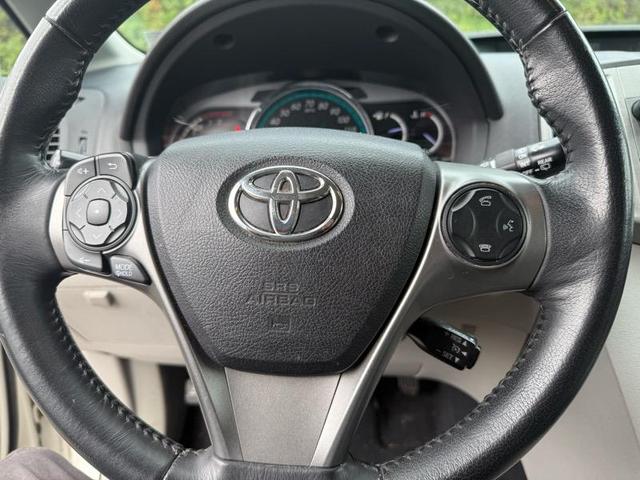 Photo of 2014 Pearl White Toyota Venza