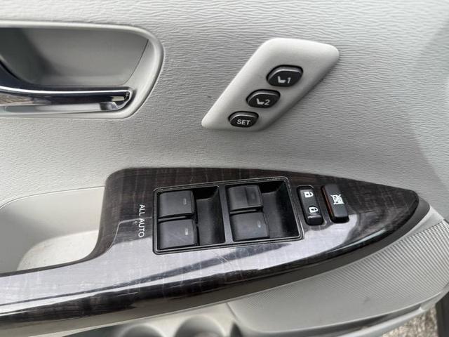 Photo of 2014 Pearl White Toyota Venza