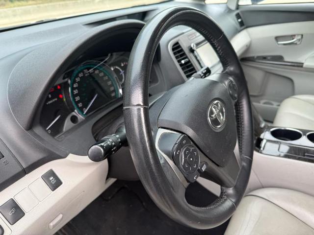 Photo of 2014 Pearl White Toyota Venza