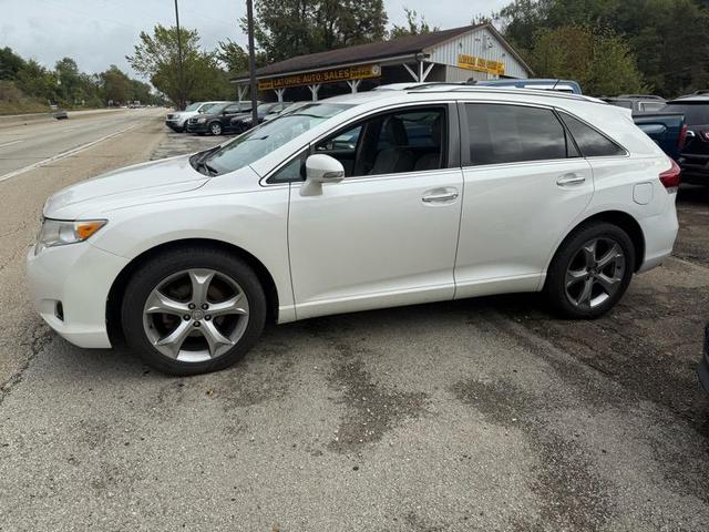 Photo of 2014 Pearl White Toyota Venza
