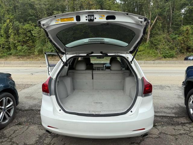 Photo of 2014 Pearl White Toyota Venza
