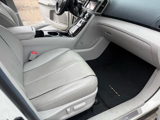 Photo of 2014 Pearl White Toyota Venza