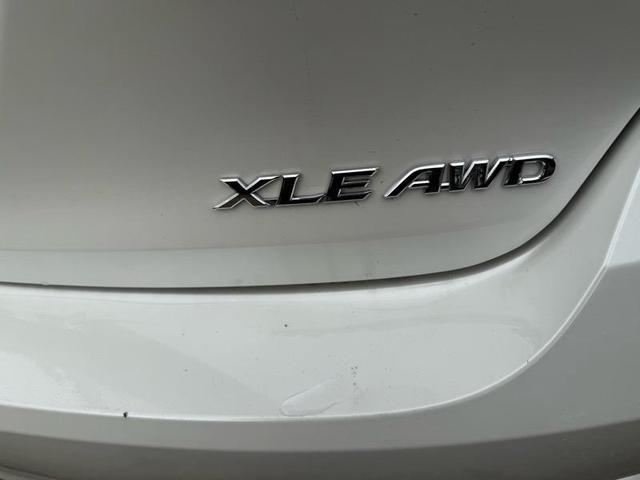 Photo of 2014 Pearl White Toyota Venza