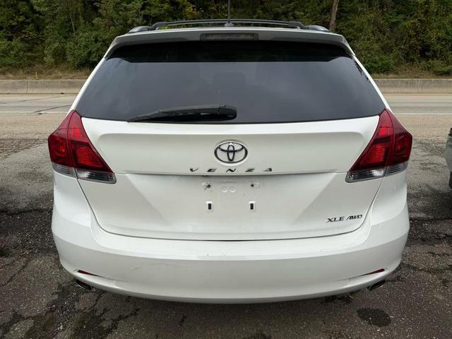 Photo of 2014 Pearl White Toyota Venza