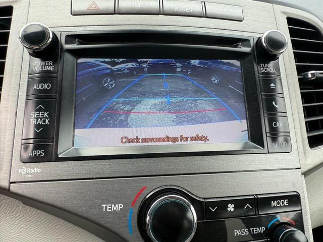 Photo of 2014 Pearl White Toyota Venza